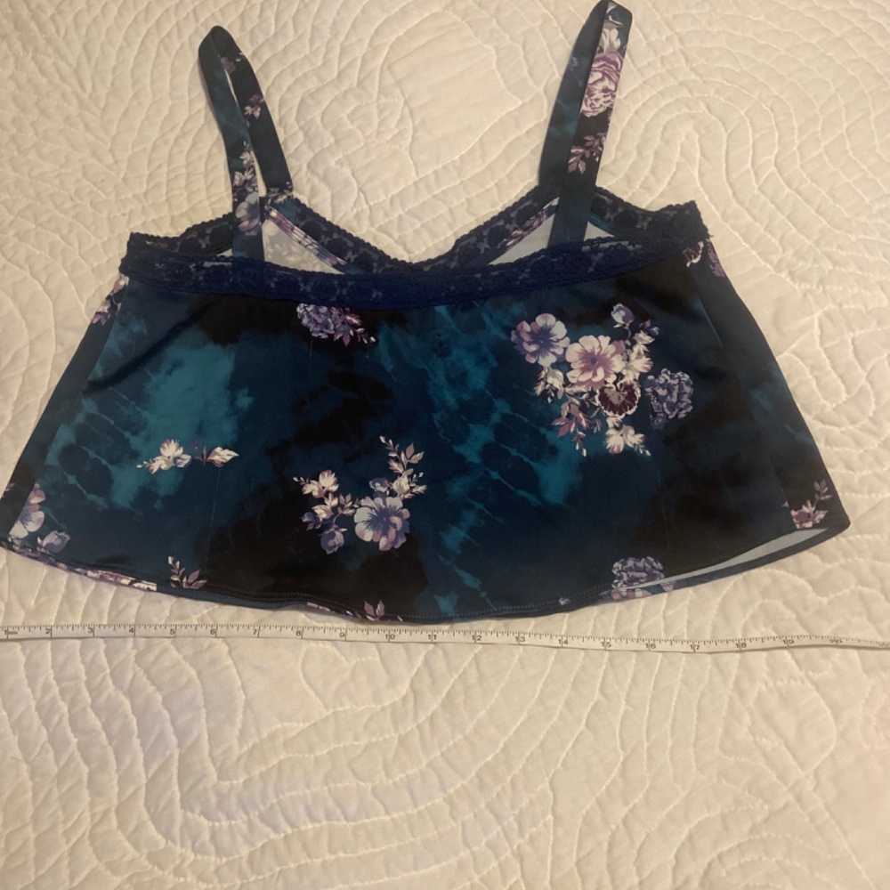 Urban Outfitters Lace Blue Floral Crop Top
Size Small - Picture 3 of 4